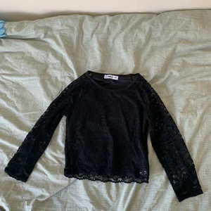 Långärmad tröja med spets! - Svart långärmad med spets på armarna, använd 7 gånger!