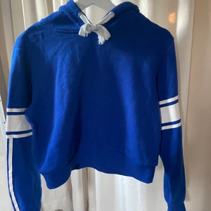 snygg hoodie💕 - Mörkblå hoodie från bikbok! Lite cropad i modellen så det får en snygg passform! 💙 sparsamt använd 