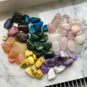 Jättefina stenar från Sydafrika. Det är bl a kvarts, agat (olika färger) och aventurin☺️ Pris varierar från sten till sten och frakt varierar beroende på vikten❤️ (sista bilden är på ett ungefär de som finns kvar). Här är en uppdaterad prislista:  Mindre stenar: 10kr/st Mellanstora stenar: 15kr/st (Vissa större stenar kostar 20kr/st) ”Unika” stenar (de som det bara finns en av): 20kr/st Rosenkvarts (mellanstora): 17kr/st (dessa är mest eftertraktade) Om ni vill se bild först kan ni bara fråga❤️