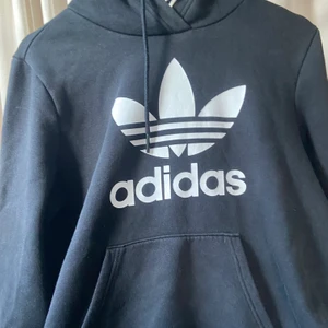 Adidas hoodie! - Svart adidas hoodie i bra kvalitet! Sparsamt använd och inga tydliga tecken på att den är använd! 🌸💙