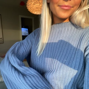 Nakd - Fin stickad tröja med lite balongärmar, färgen syns bäst på förra bilden💖 aldrig använd