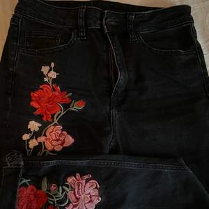 Svart/gråa highwasted jeans med snygga broderade blommor i rosa och rött. Passformen liknar momjeans och storleken 36🖤❤️