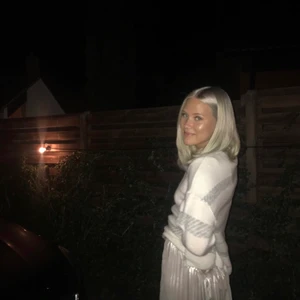 Jättefin kjol - Lång plisserad kjol från zara! Superfin och i bra skick. Går till vaderna på mig som är 173 cm.