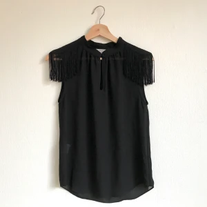 Topp  - Transparent svart topp med fina detaljer, bara att skriva om ni har frågor eller vill se fler bilder!           Gratis frakt!