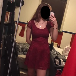 Vacker röd klänning  - Jätte fin röd klänning med blom detaljer. Bara använd ett par gånger, säljer pga att jag vuxit ur den. Köpt för 250kr❤️