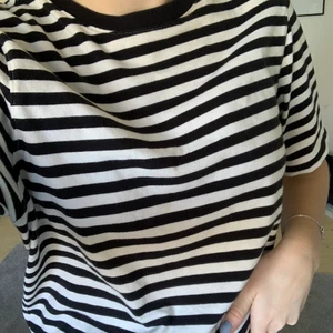 Randig t-shirt  - Säljer denna randiga tröja som är i väldigt bra skick och bra kvalité. Man kan matcha men nästan vad som helst och det blir snyggt. Den har långa ärmar och är lite oversized i modellen.