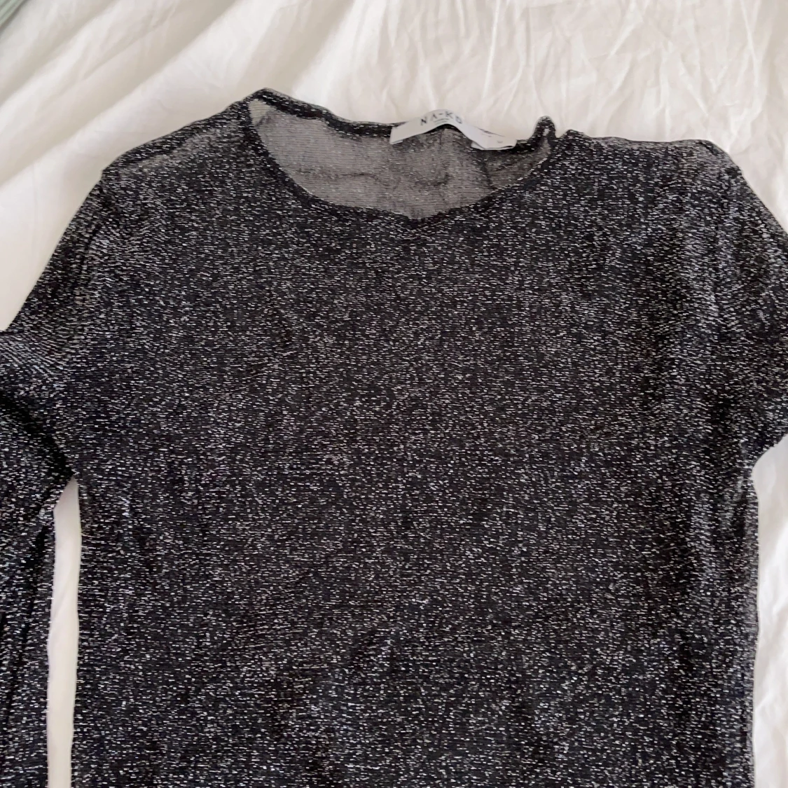 Genomskinlig glittrig topp
