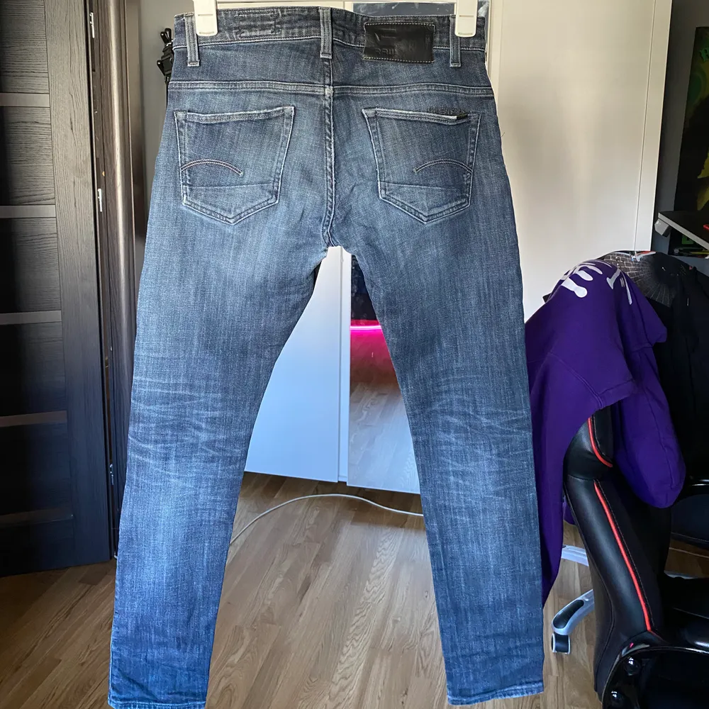 Ett par jeans från gstar raw, byxorna är i storlek 33/32 och i mycket använt skick. . Jeans & Byxor.