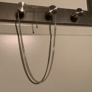 Kedjehalsband - Halsband i rostfritt stål, knappt använd och i superbra skick💙