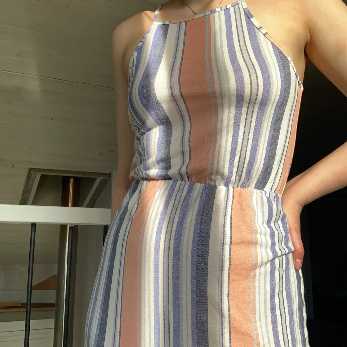 Ljus randig klänning - 90