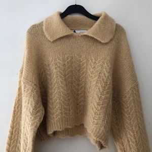 Stickad tröja  - Stickad tröja i alpackaull från zara! Slutsåld på hemsidan, nypris var 559 kr. Frakt tillkommer på 66 kr💓 budgivning i kommentarerna vid flera intresserade!