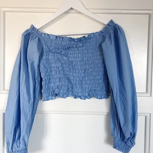 Turkos topp med smock - Så fin topp från Gina Tricot i storlek S, använd endast en gång så är i bra skick!