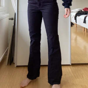 Manchester bootcut  - Säljer dessa jättefina byxorna i mörkblå färg! Det är manchester material 😌 köparen står för frakten, 79kr