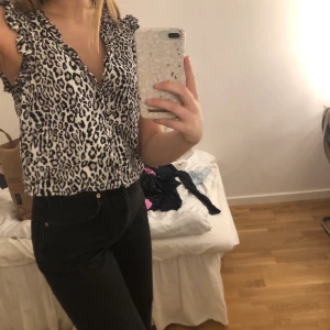 Leopardtröja från NAKD - Jättesöt topp, säljes pga ej min stil. Endast använd en gång.