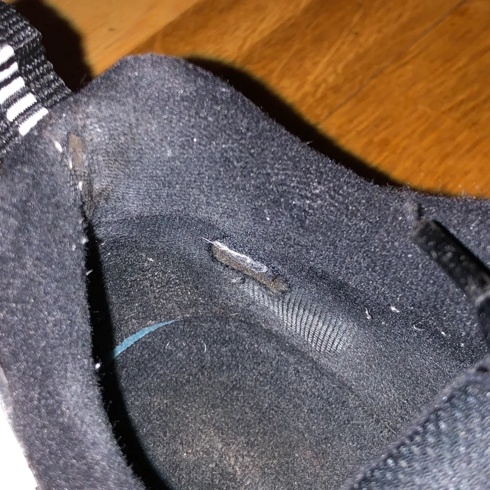 Svarta Nike M2k tekno. Storlek 36.5. det finns slitningar inuti skon, men i övrigt är de i ganska bra skick. Skriv till mig om du vill ha fler bilder! 150kr + frakt 📦 . Skor.