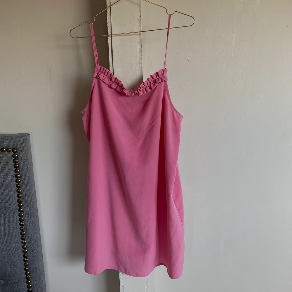 Söt rosa sommar klänning från Monki. aldrig använd, prislappen sitter kvar. Klänningar.