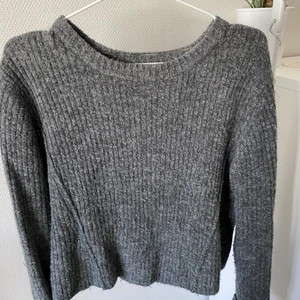 Stickad tröja - Grå stickad tröja från BikBok