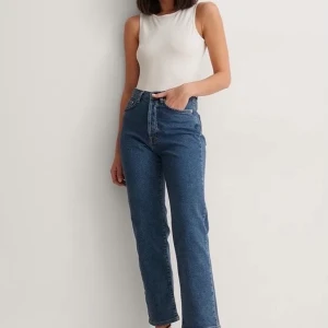 NA-KD jeans  - Ett par mörk blå jeans ifrån NA-KD med knappt som stängning. (Helt oanvända).                                                    Köpte dem för 400 kr, säljer dem för 160 kr + frakt 