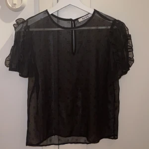 Nakd mesh-tröja stl 32 - Nakd tröja med mesh material med blommigt mönster o detaljerade ärmar. Passar Xs och X. 75 kr + frakt