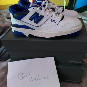 New balance 550 White/Blue - New balance 550 White/Blue, helt nya!  Har 2st i storlek 39,5 tillgängliga. 1499kr/st inklusive frakten.  Hör av dig vid eventuella frågor!