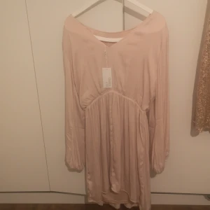 Klänning  - Oanvänd klänning från nly trend lappen är kvar. Stl M