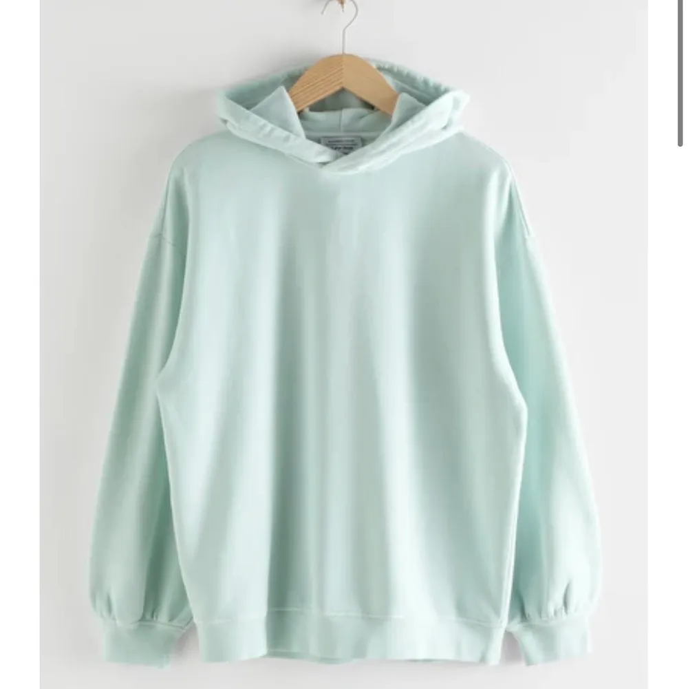 Säljer min fina mintgröna/blåa hoodie ifrån &otherstories som är oversized. Den är i jättefint skick då den bara är använd 2gånger. Den köptes för 590kr och säljs för 250kr.. Hoodies.