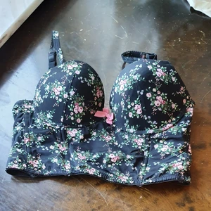 Blomming topp - Fint till summer och man kan ha den som en topp eller bra.användade 3 dager och passar 75_80.Finns fler bilder 