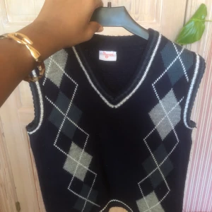 Väst - Säljer denna fina marinblåa västen pga att den inte kommer till så mycket användning!☺️