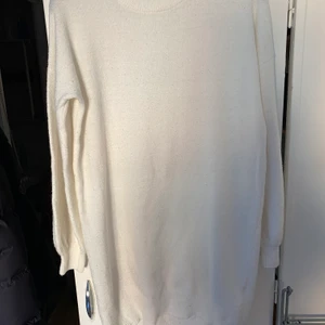 Skön tröjklänning i vitt BIK BOK stl S - Tröjklänning i vit stl S, supermjuk och skön och passar bra till leggings. 