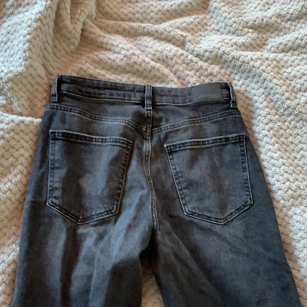 Svarta jeans frå Gina storlek 38! Utsvängda nedåt, Har använts.. Jeans & Byxor.