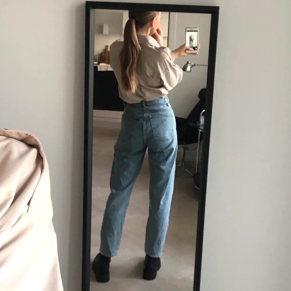 Ljusblå mom jeans. Högmidjade och perfekt ”loose” . Jeans & Byxor.