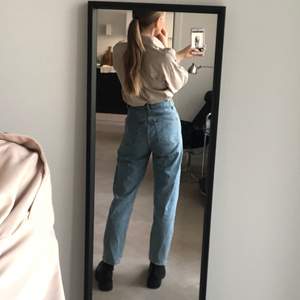 Ljusblå mom jeans. Högmidjade och perfekt ”loose” 