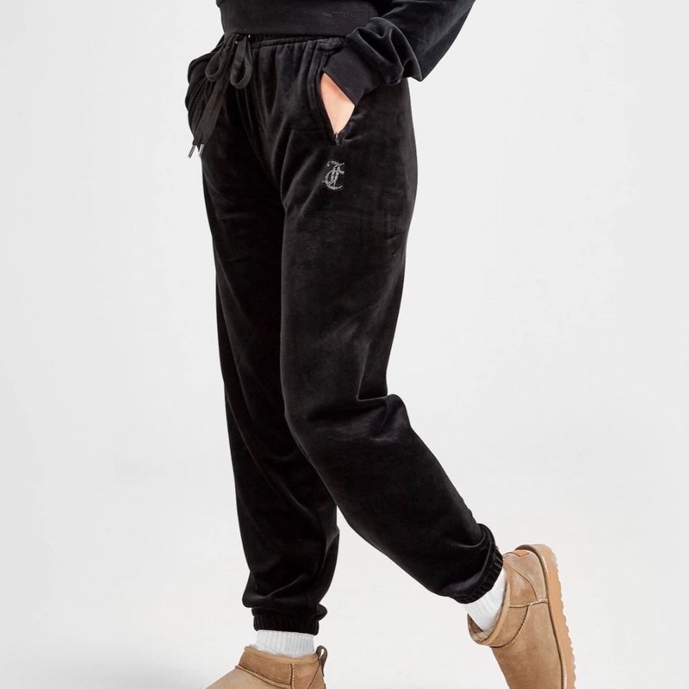 Juicy couture byxor i storlek M, aldrig använd pågrund av fel storlek. Buda privat!🥰. Jeans & Byxor.