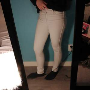 Två par jeans, gröna och vita, i storlek small(S)låg midjade. 