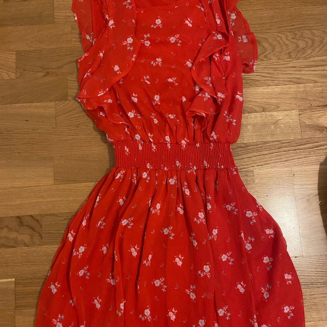 Röd blommig mini klänning - 90