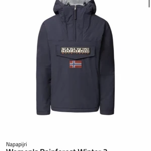 Napapijri Women’s Rainforest Winter 3 - Säljer min sparsamt använda Napapijri jacka. Ord pris 2195kr. Skickar fler bilder vid efterfrågan :)