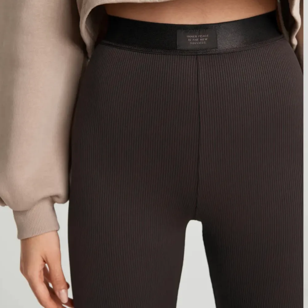 Bruna ribbade leggings från Gina tricot i storlek S.              Säljer pågrund av att jag inte har använt dom särskilt mycket, slutsåld på hemsidan och i butik. Jeans & Byxor.
