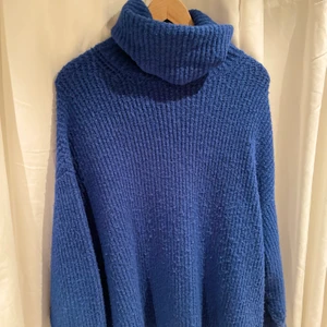 Oversized blå stickad tröja från Zara - Tjock stickad tröja som är lite längre och oversized i modellen. Storlek S men passar en M/L beroende på hur man vill att den ska sitta! Jag är 163 cm och den slutar en liten bit ner på låren på mig. Köpte den på Matilda Djerfs loppis förra året men har inte kommit till så mycket användning det senaste tyvärr.. Öppen för bud!