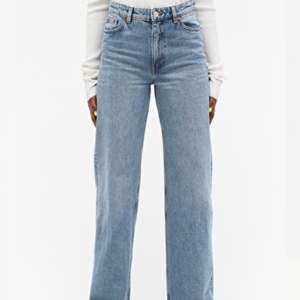 Monki jeans i mid blue, modell Yoko, köpte på plick o de var för små för mig men jättebra skick. De har uppsprättade sömmar så de blir längre vilket är en cool detalj☺️ om flera är intresserade så får ni buda💞