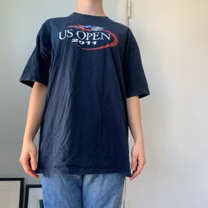 Vintage T-shirt  - Mörkblå vintage t-shorts från US open