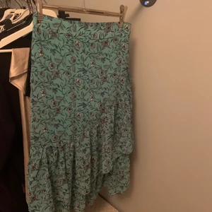 Lång kjol grön med blommor - Så fin långkjol från Gina med resår i bak! Använd en gång och i ny skick så fin till i sommar!❤️