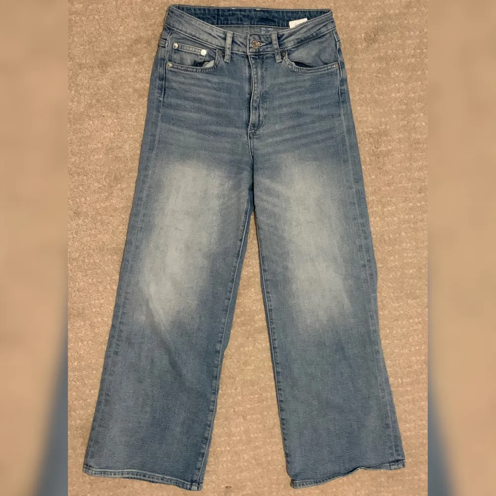 Sjukt snygga Denim jeans från H&M med hög midja som jag säljer pga att den är snäppet för liten!☺️💓 Modellen är: Wide Highwaisted Ankle-lenght. Om fler är intresserade kan det budas i kommentarerna:) DM för fler bilder. Frakt tillkommer efter vägning☺️. Jeans & Byxor.