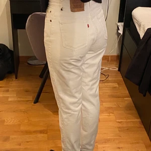 Levis - Säljer dessa vita levis jeans, det har ett hål där vid skärp fästet men går att laga.