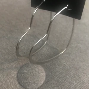 Halsband och örhänge  - Båda två tillsammans kostar:15kr.          Bara örhängen kostar 5kr                      Bara halsbandet kostar 5k.                           +frakt :)