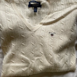 Gant stickad tröja - Benvit stickad tröja från gant! Väldigt fint skick💖 storlek S! Säljer för 200kr men pris kan diskuteras☺️