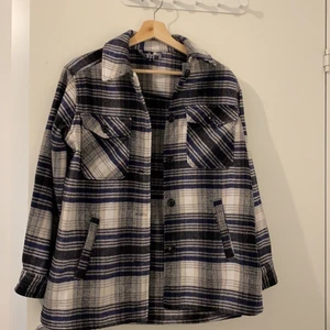 H&M skjorta  - Blå-vit snygg skjorta väldigt fint