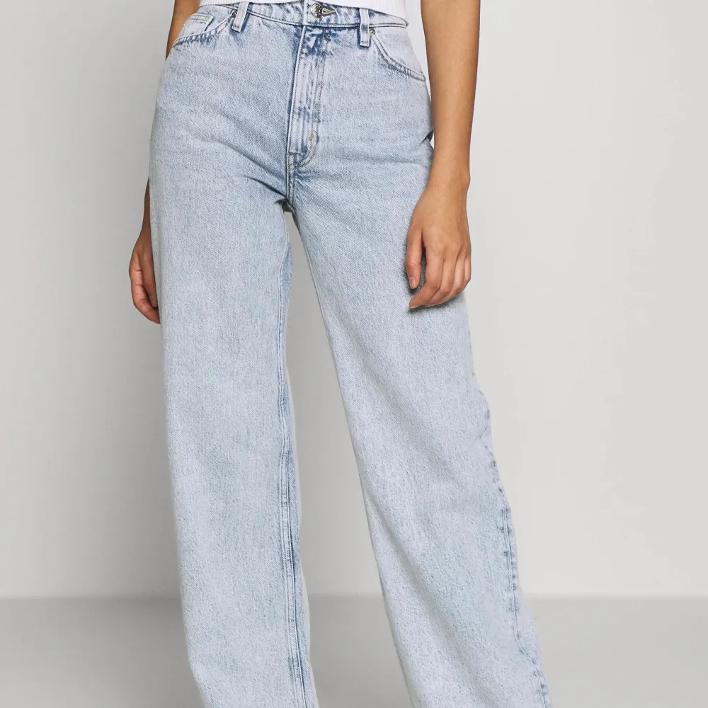 Säljer dessa super snygga jeans i modellen ”yoko wide leg light blue” från monki. Storlek 24. Jag köpte dom av en annan här på plick men tyvärr passar dom inte mig, tråkigt då ja älskar dom!! Helt nya kostar 400kr, jag säljer för 250kr + frakt🥰 Skriv privat om du är intresserad eller har några frågor. Jeans & Byxor.