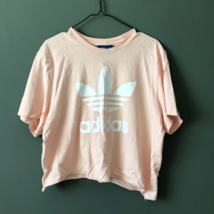 Croppad oversized adidas t-shirt - Snygg loose tisha från adidad. Den är i strl xl men den är avklippt och jag har använt den mer som en oversized M. Beror helt på hur man vill att den ska sitta. Har swish