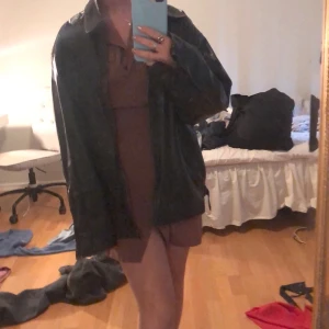 Brun söt klänning  - Jättefint klänning, aldrig använd, storlek S. Köpare står för frakt!🥰