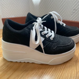 Svarta skor - Snygga svarta skor. Kommer inte till användning. Storlek 36! Köpare betalar frakt.🥰